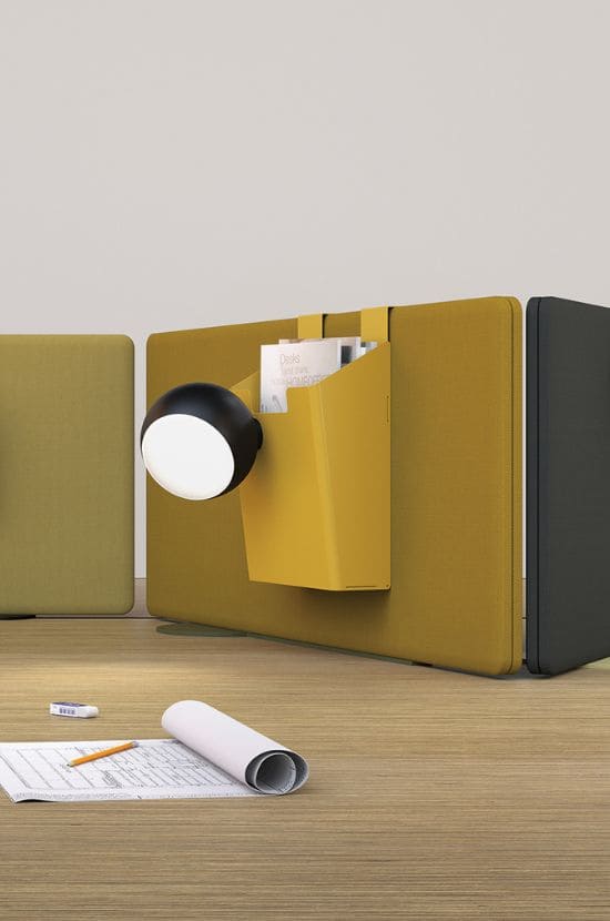 Panneau de bureau acoustique jaune avec organiseur mural jaune contenant 'Desks' et lampe. Plan, crayon, gomme sur parquet clair.