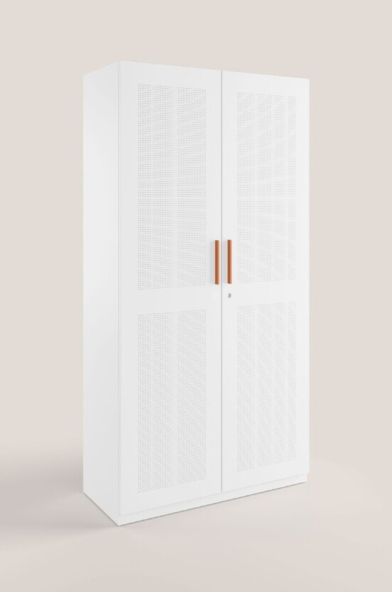 Armoire blanche moderne à 2 portes, motif perforé en façade et poignées cylindriques en bois clair. Serrure visible.