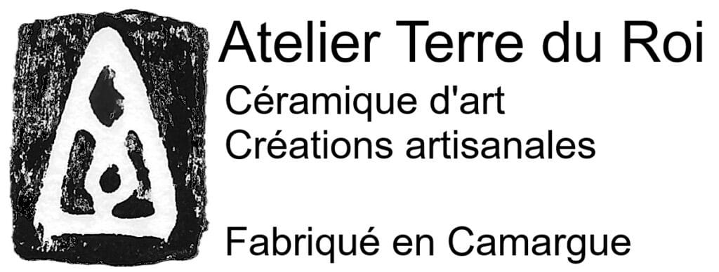 Logo rustique Atelier Terre du Roi avec motif triangulaire. Céramique d'art et créations artisanales fabriquées en Camargue.