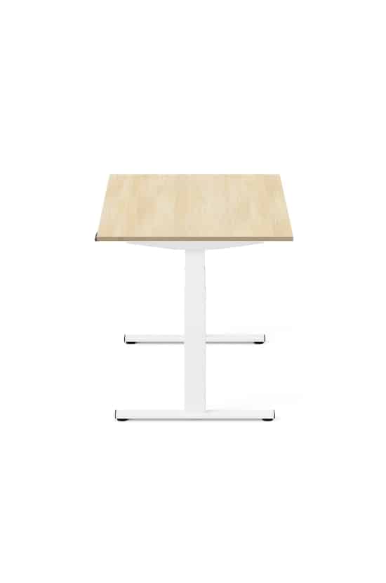 Bureau assis-debout moderne avec plateau en bois clair et piétement blanc. Vue de face sur fond blanc.