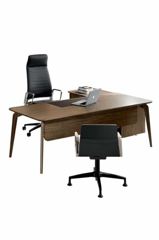 Bureau de direction moderne en bois foncé avec dessus noir, laptop, magazines. Chaise exécutive noire et chaise visiteur.
