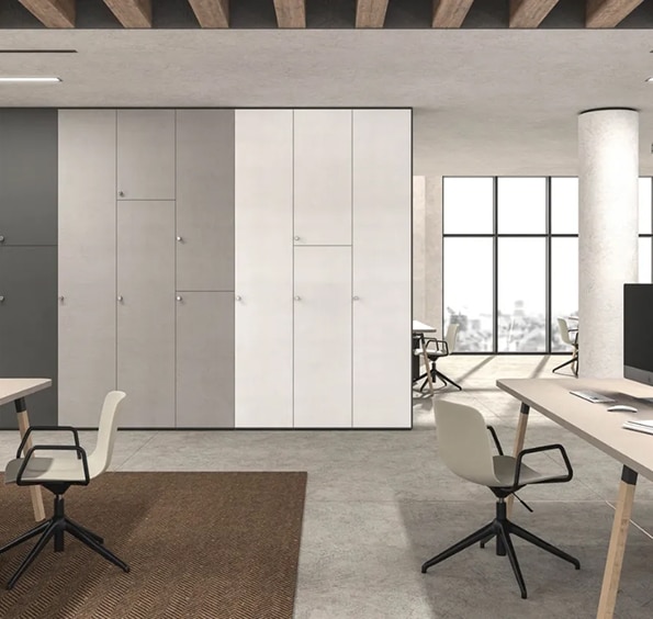 Bureau moderne : casiers modulaires, mobilier et design Bureau moderne avec casiers modulaires gris et blancs, mobilier de bureau design, et grandes fenêtres lumineuses. Espace de travail ouvert.