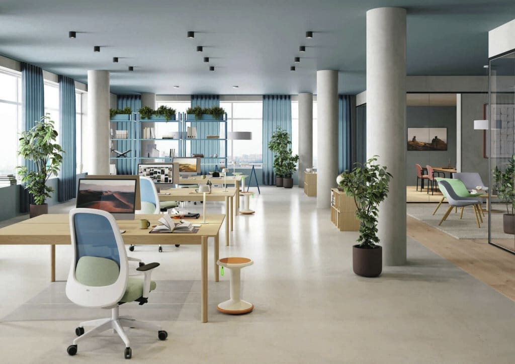 Grand bureau ouvert design aux teintes bleues et bois clairs, avec des plantes, colonnes blanches, et coin salon vitré.