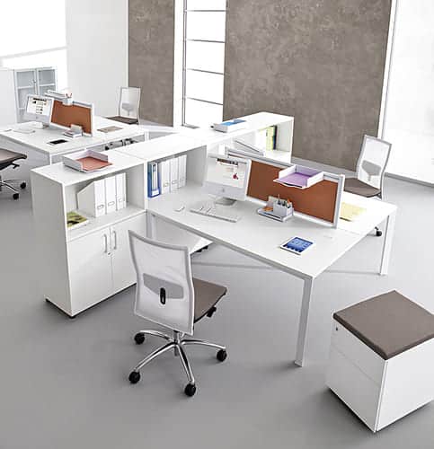 Grand bureau ouvert moderne blanc avec plusieurs postes de travail. Comprend bureaux, chaises, rangements intégrés, ordinateurs et fournitures.
