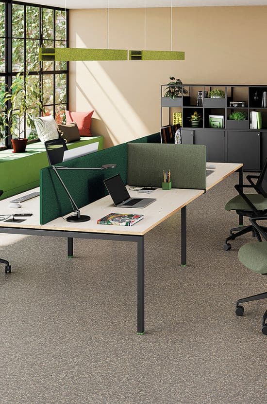 Open space contemporain: bureaux bois/métal, panneaux acoustiques verts, coin détente près fenêtre, rangements modulaires, chaises ergonomiques.