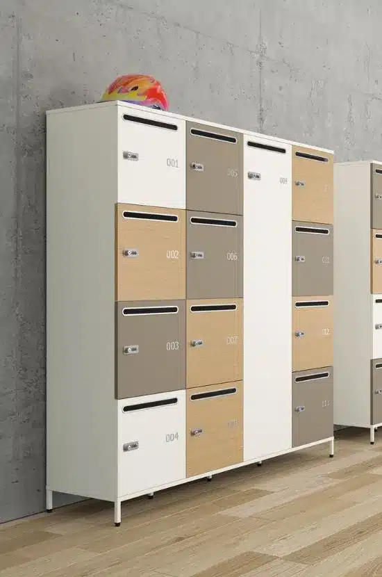 Casiers modulaires design numérotés (001 à 013), couleurs bois, blanc et taupe, avec fentes et serrures. Mur béton, sol bois. Casque sur le dessus.