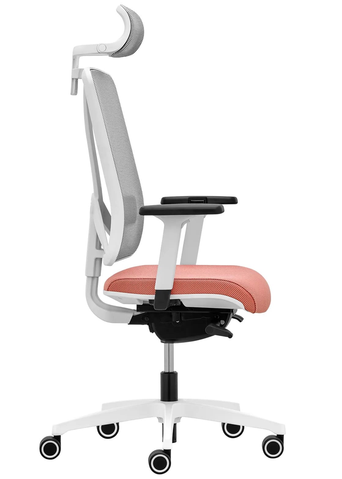 Chaise de bureau ergonomique blanche, dossier maille grise, siège rose corail. Accoudoirs réglables, base à roulettes.