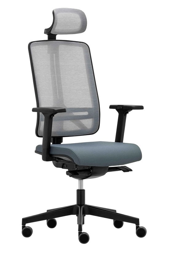 Chaise de bureau ergonomique moderne avec dossier en maille grise, appui-tête et assise en tissu bleu. Piétement étoile noir à roulettes.