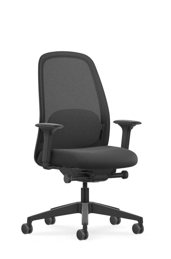 Chaise de bureau ergonomique noire avec dossier en mesh respirant, support lombaire réglable et accoudoirs, sur fond blanc.