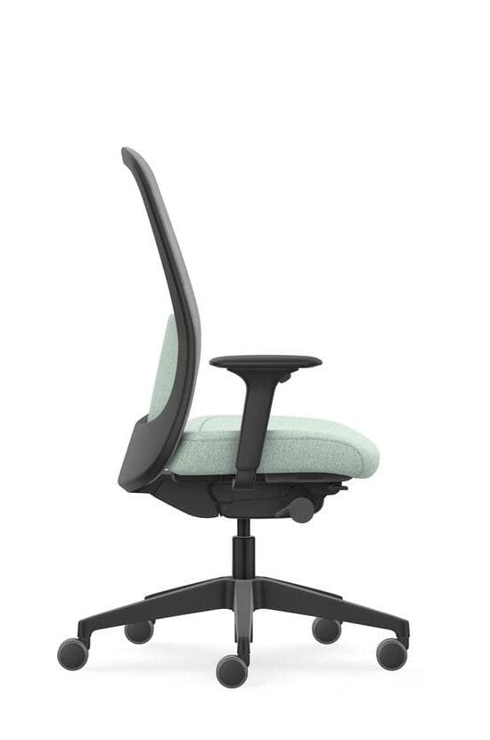 Chaise de bureau ergonomique vert menthe et noir, vue latérale. Dossier et assise rembourrés, accoudoirs en T, base pivotante à roulettes.