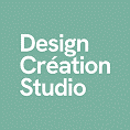 Logo épuré Design Création Studio avec texte blanc sur un fond vert sarcelle uni.