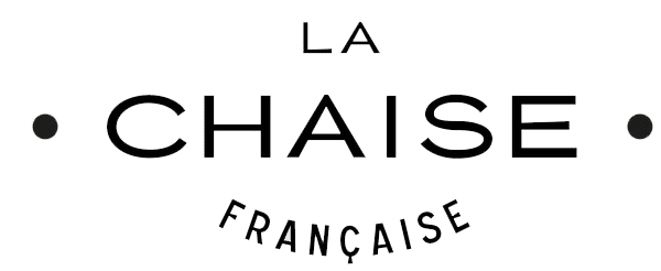 Logo La Chaise Française. Texte noir stylisé 'LA CHAISE FRANÇAISE' avec 'CHAISE' au centre et 'FRANÇAISE' incurvé. Points décoratifs.