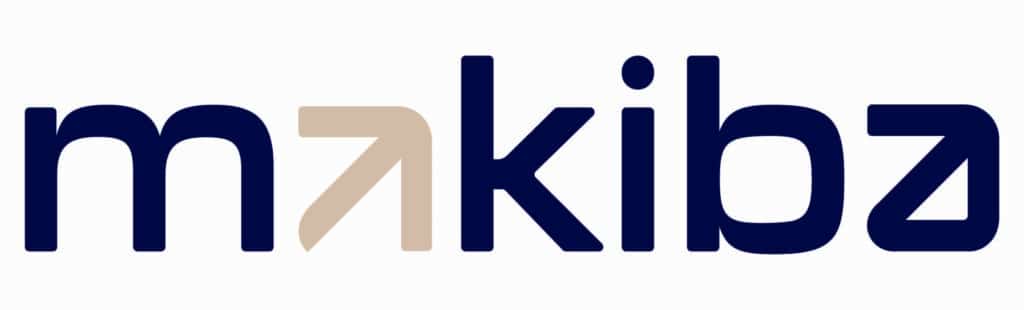 Logo makiba, mot-symbole aux lettres bleu marine. Le 'a' central est une flèche beige stylisée pointant vers le haut.