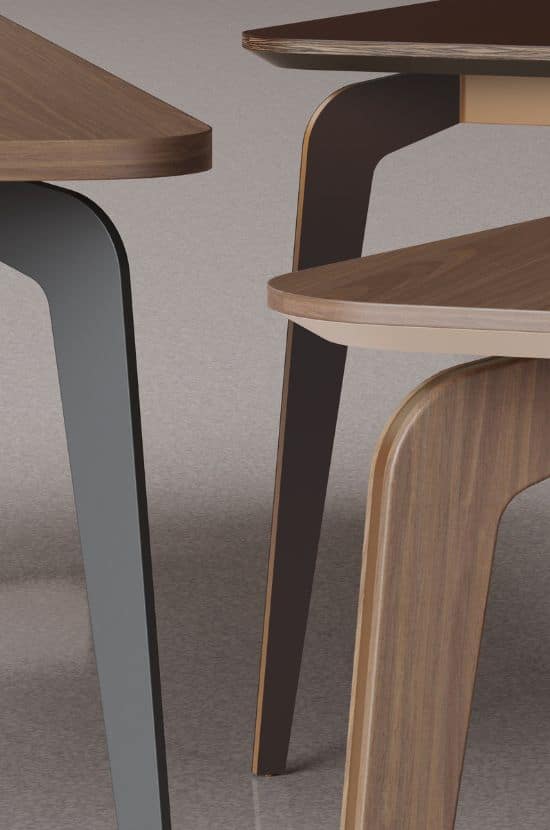 Trois meubles modernes en bois et métal, tables ou chaises. Dessus en noyer aux bords arrondis. Pieds gris, bruns et bois naturel. Design contemporain épuré.