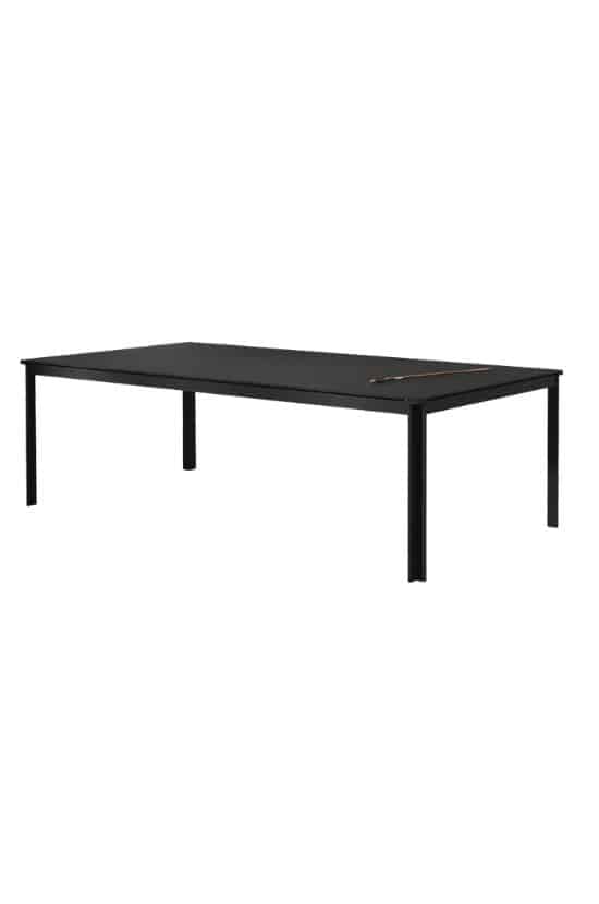 Grande table noire rectangulaire en métal, design minimaliste et moderne, idéale pour salle à manger ou bureau, avec un objet fin sur le plateau.