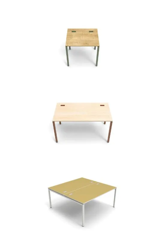 Trois tables modulaires distinctes. Plateau bois clair et pieds verts. Plateau bois blond et pieds marron. Plateau jaune et pieds blancs. Fentes de connexion visibles.
